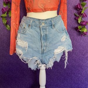 Distressed Levis 501 Jean shorts!💙
